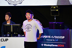 画像ギャラリー No.009のサムネイル画像 / 「ウイニングイレブン 2019」,e-Sports イノフェスCUP 決勝戦の模様をお届け。優勝したウイイレのプロ“Mayageka選手”にも話を聞いた