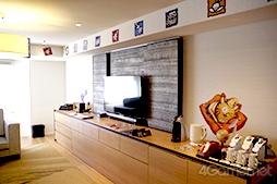 画像ギャラリー No.004のサムネイル画像 / 「Identity V」コラボルームを紹介。東京・池袋の高層ホテルに,リッチな客室に描き下ろしイラストが調和したハンター・サバイバールームが登場