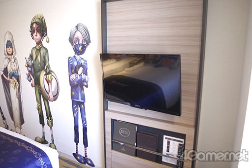 画像ギャラリー No.015のサムネイル画像 / 「Identity V」コラボルームを紹介。東京・池袋の高層ホテルに,リッチな客室に描き下ろしイラストが調和したハンター・サバイバールームが登場