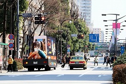 画像ギャラリー No.006のサムネイル画像 / スマホ向けアプリ「七つの大罪 〜光と闇の交戦〜」,巨人族の女の子ディアンヌを載せたアドトラックが東京都内を巡回中