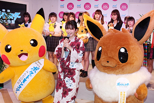 画像ギャラリー No.003のサムネイル画像 / 「劇場版ポケットモンスター みんなの物語」公開記念のイベント開催。ピカチュウとイーブイが,モデルの久間田琳加さんや女子高生15人と一緒に原宿を練り歩いた