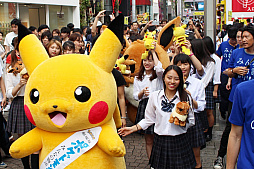 画像ギャラリー No.005のサムネイル画像 / 「劇場版ポケットモンスター みんなの物語」公開記念のイベント開催。ピカチュウとイーブイが,モデルの久間田琳加さんや女子高生15人と一緒に原宿を練り歩いた