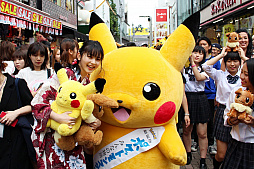 画像ギャラリー No.006のサムネイル画像 / 「劇場版ポケットモンスター みんなの物語」公開記念のイベント開催。ピカチュウとイーブイが,モデルの久間田琳加さんや女子高生15人と一緒に原宿を練り歩いた