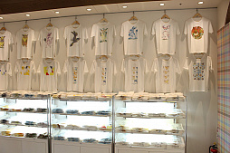 画像ギャラリー No.021のサムネイル画像 / イーブイとその進化形ポケモンをフィーチャーした「EVs+cafe」が期間限定でオープン。杉森 建氏のアートボードや,イーブイモチーフのアート作品を間近で楽しもう