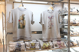 画像ギャラリー No.022のサムネイル画像 / イーブイとその進化形ポケモンをフィーチャーした「EVs+cafe」が期間限定でオープン。杉森 建氏のアートボードや,イーブイモチーフのアート作品を間近で楽しもう