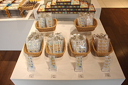 画像ギャラリー No.024のサムネイル画像 / イーブイとその進化形ポケモンをフィーチャーした「EVs+cafe」が期間限定でオープン。杉森 建氏のアートボードや,イーブイモチーフのアート作品を間近で楽しもう