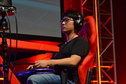 画像ギャラリー No.031のサムネイル画像 / 「DEAD OR ALIVE 6 Fatal Match in Japan」フォトレポート。オンラインで研鑽を積んだニューヒーロー,シマズ選手が優勝を飾る