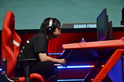 画像ギャラリー No.053のサムネイル画像 / 「DEAD OR ALIVE 6 Fatal Match in Japan」フォトレポート。オンラインで研鑽を積んだニューヒーロー,シマズ選手が優勝を飾る