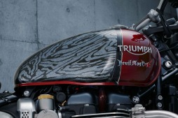 画像ギャラリー No.005のサムネイル画像 / 「デビル メイ クライ 5」,トライアンフとのコラボバイクが当たるキャンペーン開催