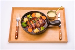 画像ギャラリー No.035のサムネイル画像 / 「デビル メイ クライ 5」と「MHW:ICEBORNE」を題材としたメニューが9月5日よりカプコンカフェ2店舗で展開。試食会レポートをお届け