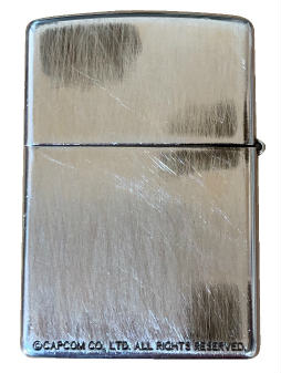 画像ギャラリー No.002のサムネイル画像 / 「バイオハザード RE:2」からクレアのジャケットデザインをモチーフにしたZippoが1月下旬発売