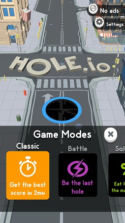 画像ギャラリー No.001のサムネイル画像 / 巨大な“穴”となって人を,車を,ビルを飲み込む。スマホ向けアクション「Hole.io」を紹介する「(ほぼ)日刊スマホゲーム通信」第1771回