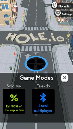 画像ギャラリー No.002のサムネイル画像 / 巨大な“穴”となって人を,車を,ビルを飲み込む。スマホ向けアクション「Hole.io」を紹介する「(ほぼ)日刊スマホゲーム通信」第1771回