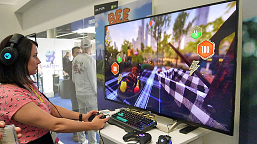 ���������꡼ No.006�Υ���ͥ������ / ��gamescom�����ܸ��б���2019ǯ11��14���Υ�꡼�������ꤷ���ߥĥХ������Bee Simulator�ס�����4�ͤΥޥ���ץ쥤�⡼�ɤ�¸�ߤ����餫��