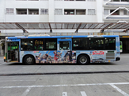 画像集 No.004のサムネイル画像 / 「荒野のコトブキ飛行隊」，JR秋葉原駅・阪急梅田駅にポスターが掲出。東京都内にはラッピングの都営バスが登場