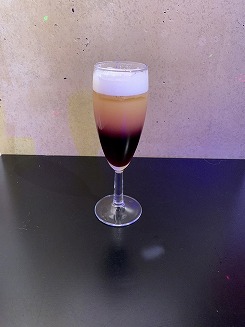 画像ギャラリー No.006のサムネイル画像 / PS4/Switch版「VA-11 Hall-A(ヴァルハラ)」,限定缶バッジなどがもらえる発売記念コラボバーが本日オープン