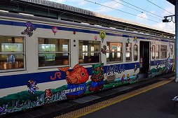 画像ギャラリー No.005のサムネイル画像 / ロマ佐賀列車に乗って冒険の旅に出よう。ラッピング列車や唐津市・佐賀市でのマンホール巡りが楽しめる「ロマンシング佐賀2022」現地レポート