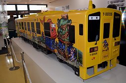 画像ギャラリー No.011のサムネイル画像 / ロマ佐賀列車に乗って冒険の旅に出よう。ラッピング列車や唐津市・佐賀市でのマンホール巡りが楽しめる「ロマンシング佐賀2022」現地レポート