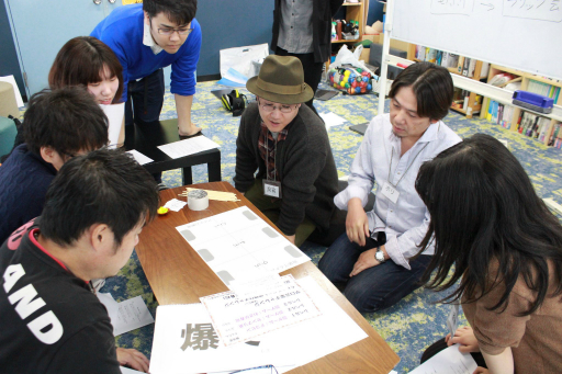 画像ギャラリー No.006のサムネイル画像 / アニメ「逆転裁判」のリアル脱出ゲーム「人気よしもと芸人殺人事件」,事前販売される「公演パンフレット」の内容が公開