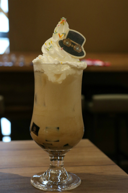 画像ギャラリー No.019のサムネイル画像 / カプコンカフェ「逆転裁判」コラボメニュー試食会をレポート。マジシャン姿のキャラクターがあしらわれたグッズも展開