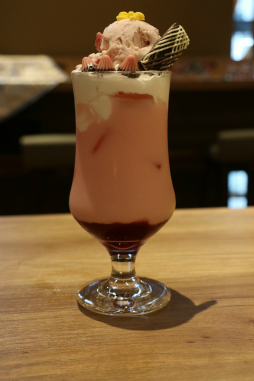 画像ギャラリー No.020のサムネイル画像 / カプコンカフェ「逆転裁判」コラボメニュー試食会をレポート。マジシャン姿のキャラクターがあしらわれたグッズも展開