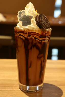 画像ギャラリー No.021のサムネイル画像 / カプコンカフェ「逆転裁判」コラボメニュー試食会をレポート。マジシャン姿のキャラクターがあしらわれたグッズも展開