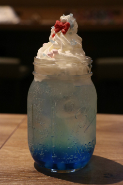 画像ギャラリー No.023のサムネイル画像 / カプコンカフェ「逆転裁判」コラボメニュー試食会をレポート。マジシャン姿のキャラクターがあしらわれたグッズも展開