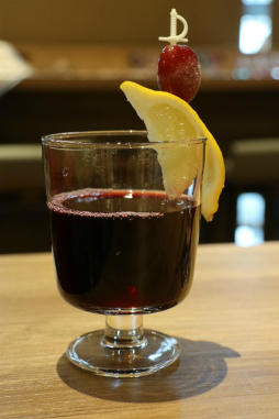 画像ギャラリー No.024のサムネイル画像 / カプコンカフェ「逆転裁判」コラボメニュー試食会をレポート。マジシャン姿のキャラクターがあしらわれたグッズも展開