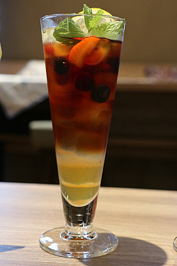 画像ギャラリー No.025のサムネイル画像 / カプコンカフェ「逆転裁判」コラボメニュー試食会をレポート。マジシャン姿のキャラクターがあしらわれたグッズも展開