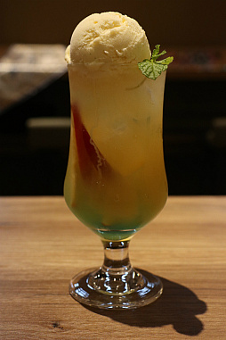 画像ギャラリー No.026のサムネイル画像 / カプコンカフェ「逆転裁判」コラボメニュー試食会をレポート。マジシャン姿のキャラクターがあしらわれたグッズも展開