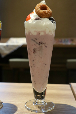 画像ギャラリー No.027のサムネイル画像 / カプコンカフェ「逆転裁判」コラボメニュー試食会をレポート。マジシャン姿のキャラクターがあしらわれたグッズも展開