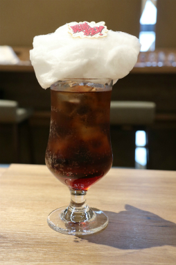 画像ギャラリー No.028のサムネイル画像 / カプコンカフェ「逆転裁判」コラボメニュー試食会をレポート。マジシャン姿のキャラクターがあしらわれたグッズも展開