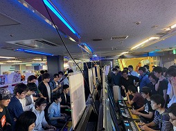 画像ギャラリー No.004のサムネイル画像 / 「ストリートファイターV タイプアーケード」の3on3全国大会が開幕。5月25日に行われた秋葉原HEY予選のレポートが公開