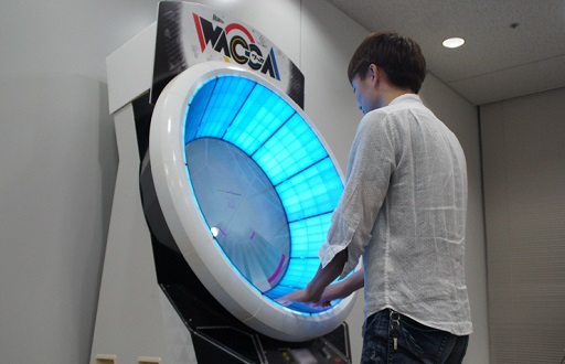 マーベラスの新作リズムゲーム Wacca は 360度タッチパネルでのプレイがtano C お披露目生放送の模様と試遊レポートをお届け