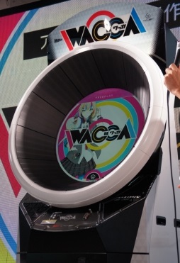 マーベラスの新作リズムゲーム Wacca は 360度タッチパネルでのプレイがtano C お披露目生放送の模様と試遊レポートをお届け