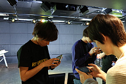 画像ギャラリー No.018のサムネイル画像 / 「リボルバーズエイト」の第2回公式生放送&公式オフ会の模様をレポート。衣装変更機能を使ったヒョウ柄の赤ずきんも先行公開