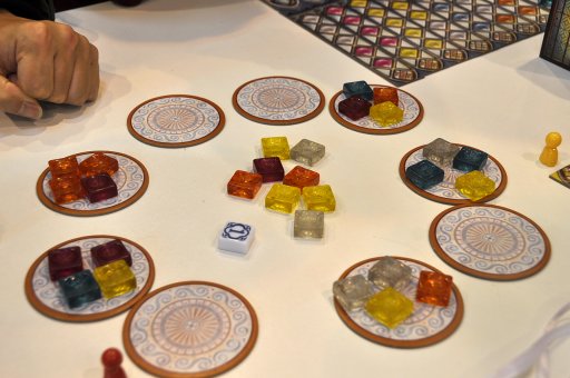 ���������꡼ No.002�Υ���ͥ������ / ��SPIEL'18��10ǯ�˰��٤������AZUL�פ�³�Ԥ��о졣�ץ쥤���ʤ��������Ϥ��Τޤޤˡ����ɤθ��̤����ϥå��ꤷ����Azul: Stained Glass of Sintra�פ�ץ쥤