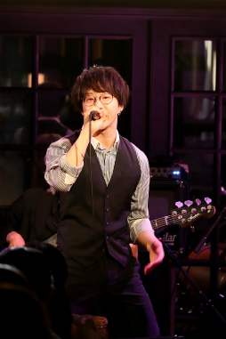 画像ギャラリー No.015のサムネイル画像 / ESバンドの熱い演奏! 阿座上洋平さん&豊島修平さんもゲストで登場! 「あんスタ!!」名曲をバンド生演奏で届ける「ENSEMBLE STARS!! BAND LIVE」レポート