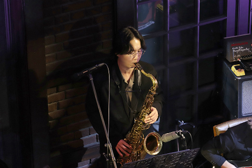 画像ギャラリー No.019のサムネイル画像 / ESバンドの熱い演奏! 阿座上洋平さん&豊島修平さんもゲストで登場! 「あんスタ!!」名曲をバンド生演奏で届ける「ENSEMBLE STARS!! BAND LIVE」レポート