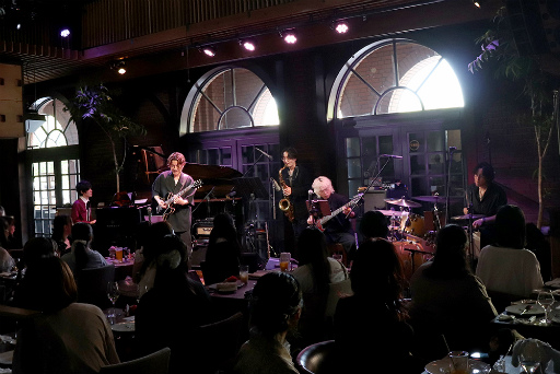 画像ギャラリー No.027のサムネイル画像 / ESバンドの熱い演奏! 阿座上洋平さん&豊島修平さんもゲストで登場! 「あんスタ!!」名曲をバンド生演奏で届ける「ENSEMBLE STARS!! BAND LIVE」レポート