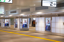「アークナイツ」のジャック広告が新宿駅東西自由通路に展開。秋葉原駅の構内放送も開始