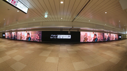 画像集#003のサムネイル/「アークナイツ」のジャック広告が新宿駅東西自由通路に展開。秋葉原駅の構内放送も開始