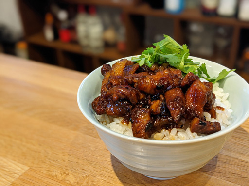 画像ギャラリー No.009のサムネイル画像 / 俺のコラボカフェ:Menu 022 「食用系少女 -Food Girls-」に出てくる台湾夜市発のB級グルメ「滷肉飯」