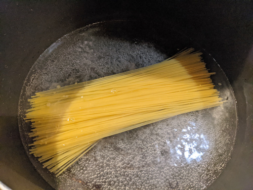 画像ギャラリー No.005のサムネイル画像 / 俺のコラボカフェ:Menu 023 スパゲッティをひたすら叩き続けるホラーゲーム「SPAGHET」のスパゲッティを,プロが本気で再現