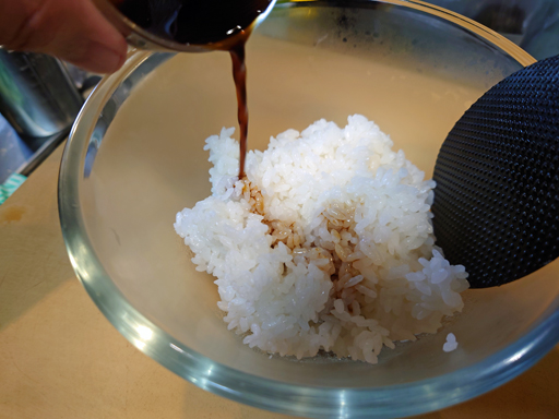 画像ギャラリー No.002のサムネイル画像 / 俺のコラボカフェ:Menu 032 「黒い砂漠」とコラボしたCa va(サヴァ)?缶で作る,ツヤのある黒サバ寿司