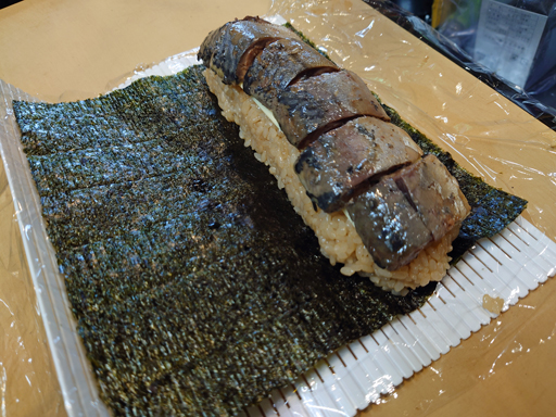 画像ギャラリー No.003のサムネイル画像 / 俺のコラボカフェ:Menu 032 「黒い砂漠」とコラボしたCa va(サヴァ)?缶で作る,ツヤのある黒サバ寿司