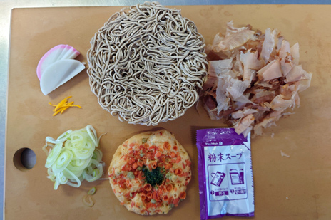 画像ギャラリー No.002のサムネイル画像 / 俺のコラボカフェ:Menu 035 今年は「装甲悪鬼村正」に出てくる,揚げ玉がバチバチ鳴るたぬきそばで年を越す