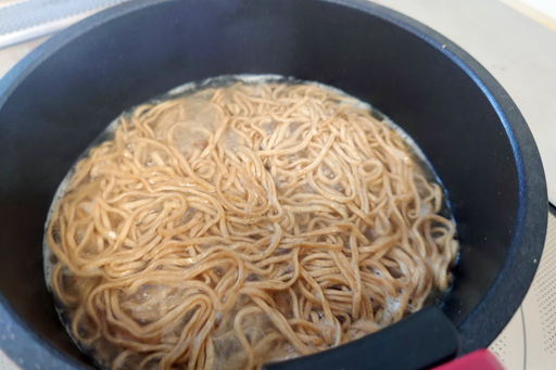 画像ギャラリー No.004のサムネイル画像 / 俺のコラボカフェ:Menu 035 今年は「装甲悪鬼村正」に出てくる,揚げ玉がバチバチ鳴るたぬきそばで年を越す