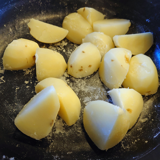 画像ギャラリー No.005のサムネイル画像 / 俺のコラボカフェ:Menu 037 「Pokémon LEGENDS アルセウス」にも出てくる「いももち」は,北海道民のソウルフードだ