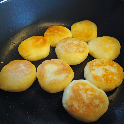 画像ギャラリー No.007のサムネイル画像 / 俺のコラボカフェ:Menu 037 「Pokémon LEGENDS アルセウス」にも出てくる「いももち」は,北海道民のソウルフードだ